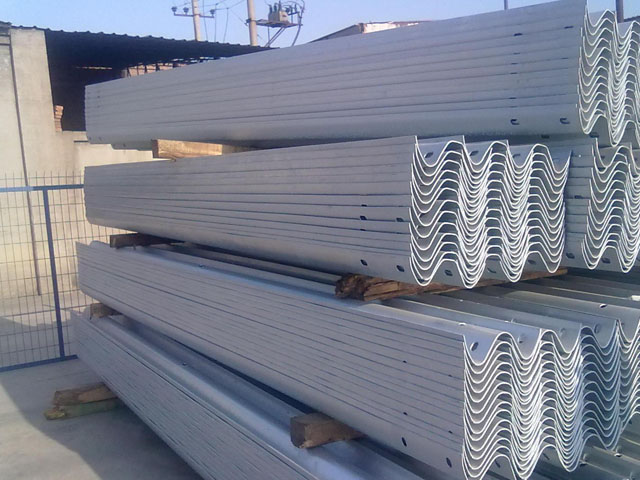 鍍鋅護(hù)欄板