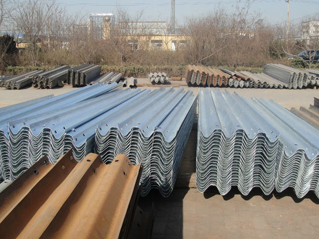 鍍鋅護(hù)欄板